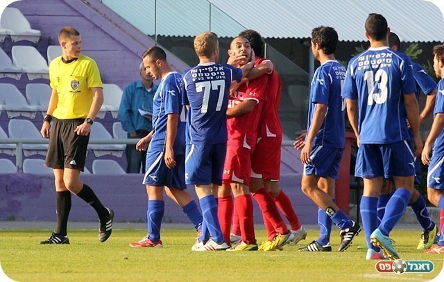 מרעב מנסה לפגוע בצמח (צילום: לירן דורף)