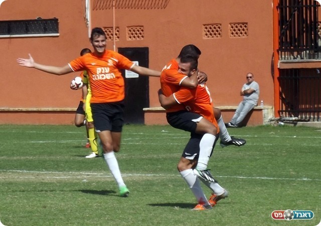 בניגוד למהלך המשחק. חוגגים עם שרעבי את השער (צילום: אייל אורן)