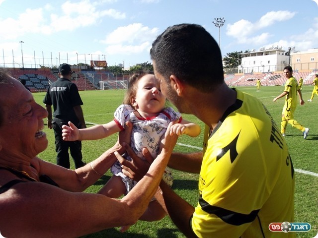 ומנשק את הקמע שלו (צילום: אייל אורן)