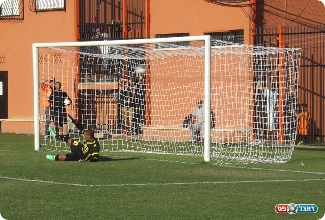 האות לחגיגות. הפנדל הקובע של עיני ברשת (צילום: אייל אורן)