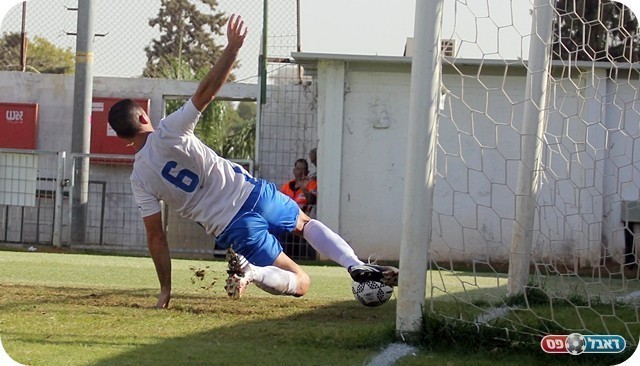 אפנג'ר מנסה להרחיק (צילום: לירן דורף) 