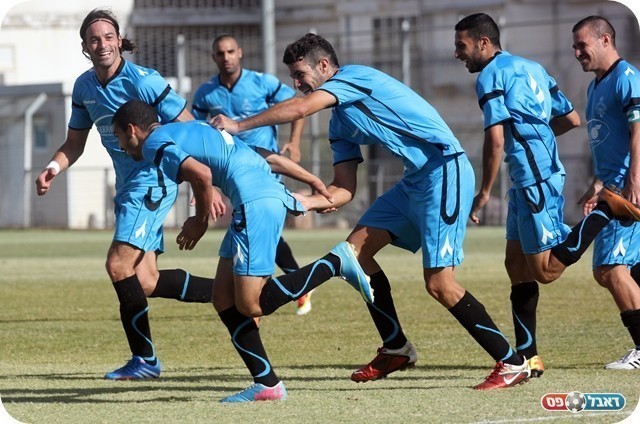 מהפך. שחקני הבקעה חוגגים את השני (צילום: לירן דורף)