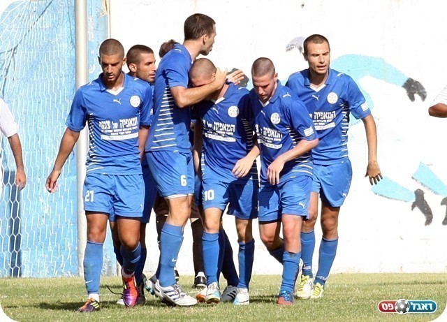 נאבקו נגד הירידה. שחקני קריית אונו (צילום: לירן דורף)