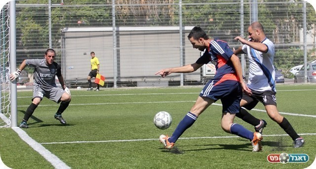 החלוץ הטוב בליגה. אדרי מסבסב את אליהו (צילום: לירן דורף)