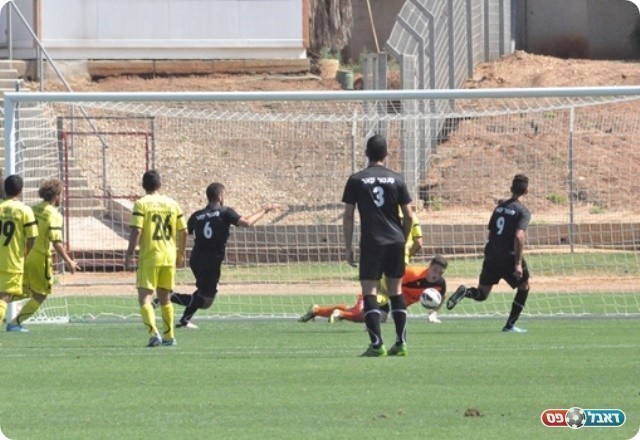 הפתיחה של האורחים. גנון מחטיא מול קדוש (חאדר אניס)