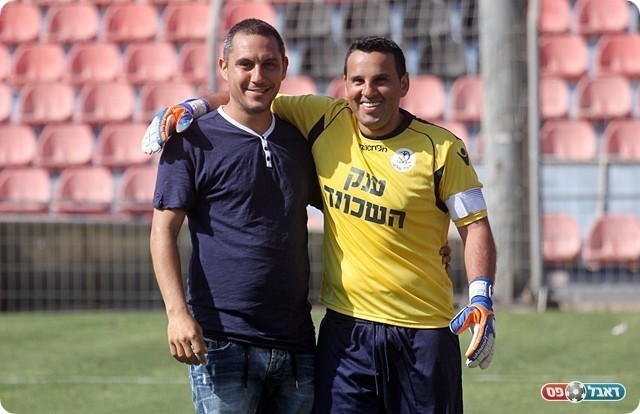 לא ישכח את המשחק הזה. השוער אהרון ושוקי סדיס (לירן דורף)