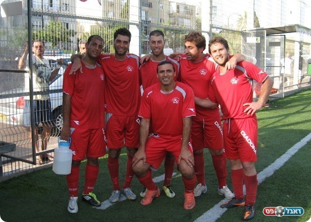 מחכים לבת ים. שחקני רמת ישראל (צילום: אלי שמואלי)