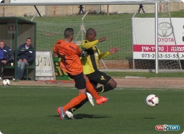 טעות חמורה של השופט. טובלי מכשיל בבירור את דוס סנטוס (שקד מורג)