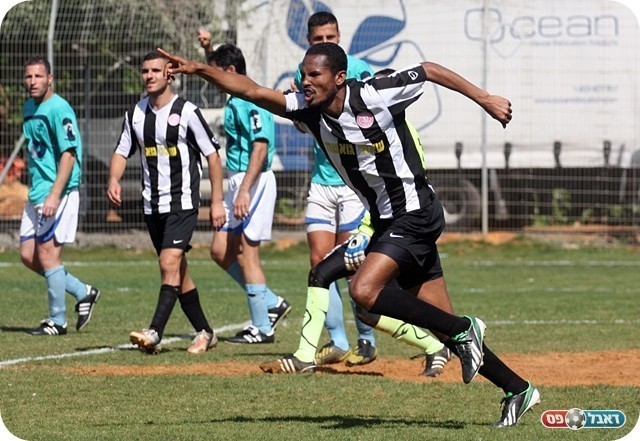 בגלל הגרביים ? זנה כובש וחוגג (צילום: לירן דורף)