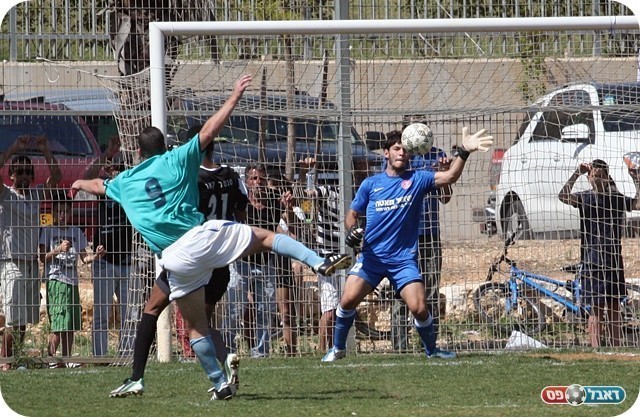 מצב ראשון למארחת. אנגלשטיין הודף (צילום: לירן דורף)