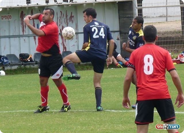 החמיץ פעמיים. דואק (באדום) נשמר ע"י אזולאי ומזרחי(צילום: אלי שמואלי)