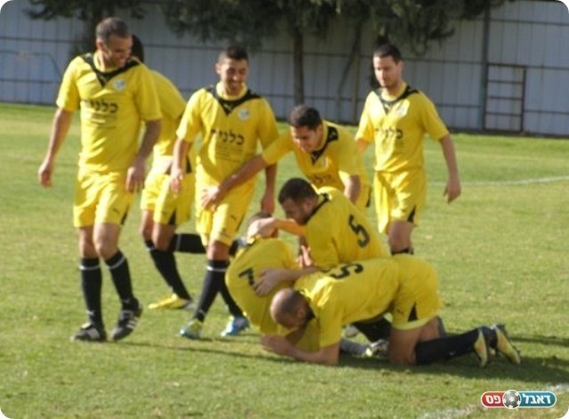 לחזור מהר לליגה א'. שחקני מעלות בימים יפים יותר (צילום: אמיר שיבי)