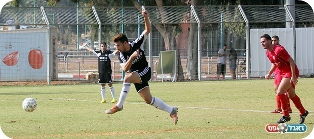 היתרון של מחנה. קעקנין בועט (צילום: לירן דורף)