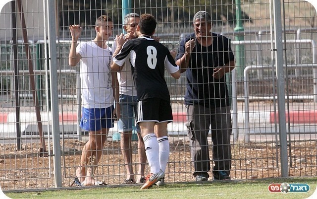 והכובש חוגג עם המשפחה (צילום: לירן דורף)