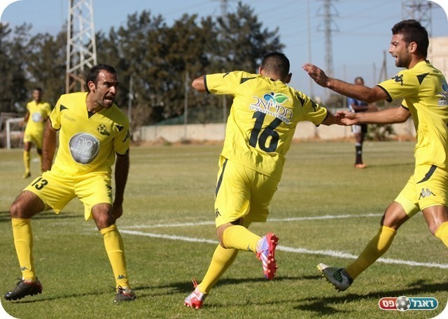 וחוגג עם החברים (צילום: לירן דורף)