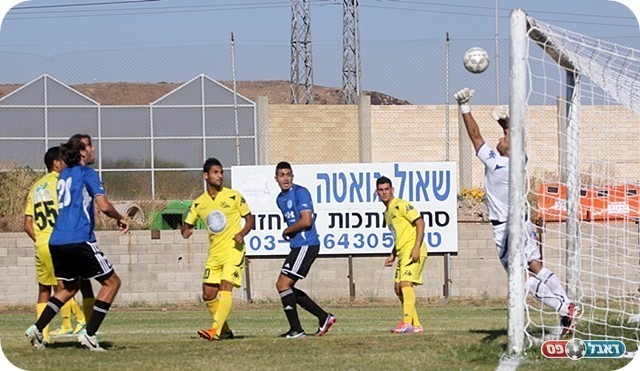 הצלת המשחק. רוזניקוביץ' הודף את הנגיחה של מועלם (צילום: לירן דורף)