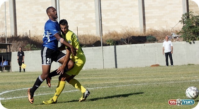 הניסיונות נמשכו. דגו נבלם ע"י אלקבץ (צילום: לירן דורף)