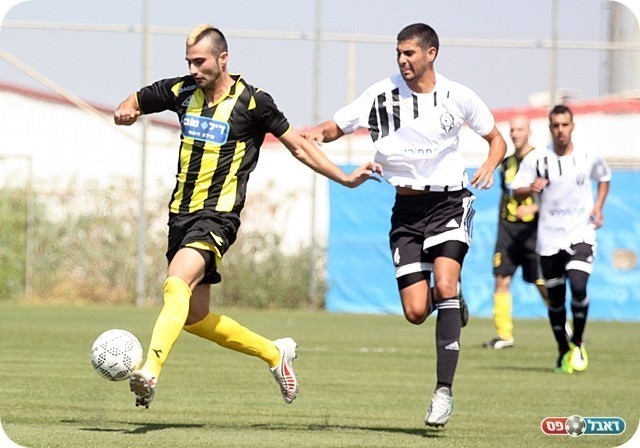 חל משמעותי בעלייה לליגה א'. אלון מזרחי (בלבן. צילום: לירן דורף)