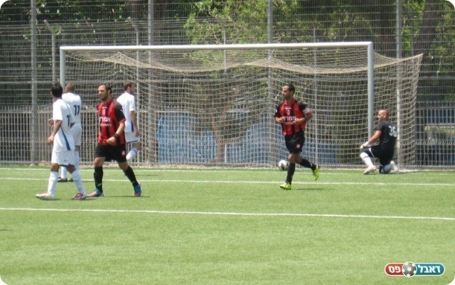 משחק בקצב מטורף. גיזלה מוציא אחד מהרשת (צילום: אלי שמואלי)