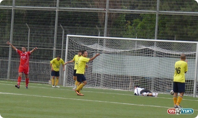 משחק קצבי. כפיר כהן חוגג את הראשון (צילום: אלי שמואלי)