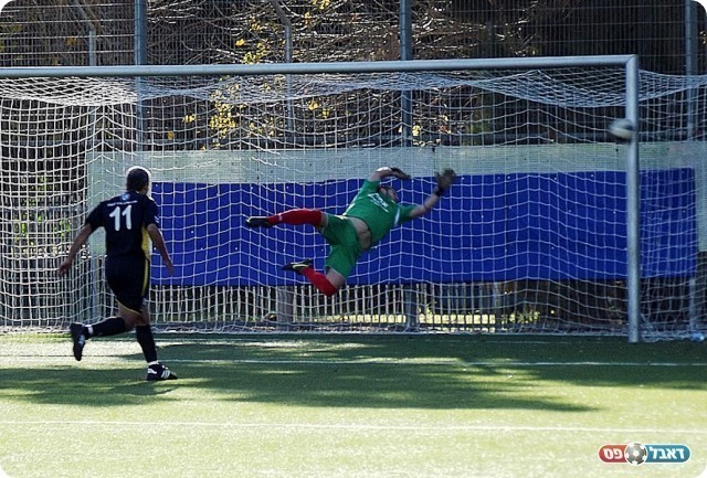 הזדמנות מצוינת. הכדור של כוכבי בקורה (צילום: אייל אורן)