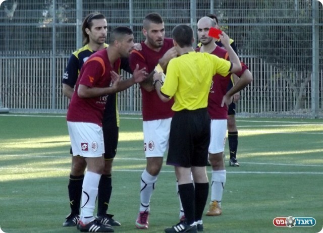 מילים מיותרות. האדום לסלמון (צילום: אייל אורן)