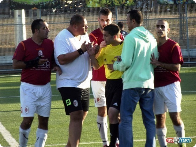 לא צריכים להוריד את הראש. מחניים באים בטענות לשופט (צילום: אייל אורן)