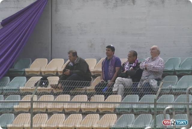 אמיצים. אוהדי הכח (צילום: מיכאל פישנזון)