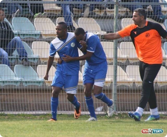 שלא כובשים - סופגים. טסאו חוגג עם לוי וטפטה (צילום: מיכאל פישנזון)