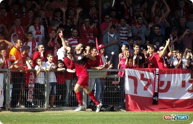 וחוגג עם האוהדים (צילום: אייל אורן)