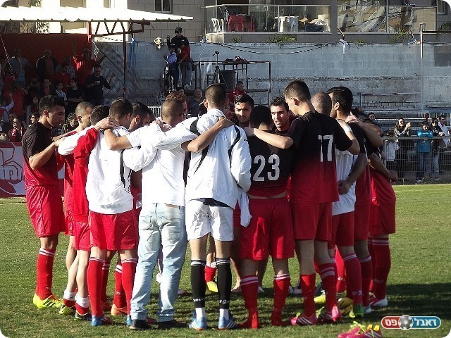 הריטואל הקבוע. שיחת סיום המשחק (צילום: אייל אורן)