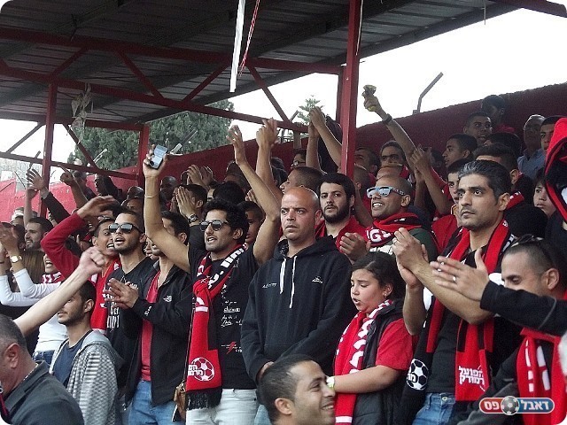 להיבנות על הקהל. אוהדי מרמורק (צילום: אייל אורן)