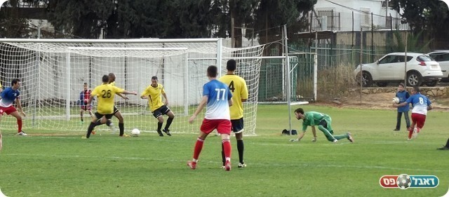 החמצה גדולה. גבאי עוצר את הרוחב של חג'ג' (צילום: אייל אורן)