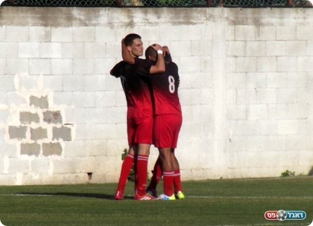 משחק שרץ מצד לצד. חוגגים את השני (אייל אורן)