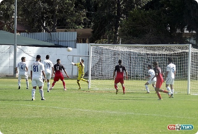 עם הראש או עם היד. הבעיטה שהובילה לעצירה של צמח (אייל אורן)