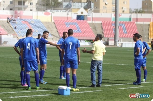 ואביגדור מאיים לרדת מהמגרש (צילום: שי מוגילבסקי)