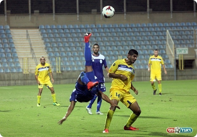 אקרובטיקה הייתה, מנחם מדגים למנצור מספרת (לירן דורף)