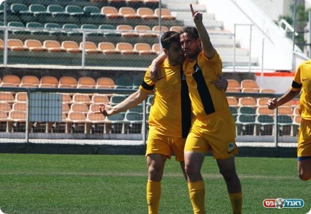 הנעת כדור יפה. בראון כובש את השער (מיכאל פישנזון)