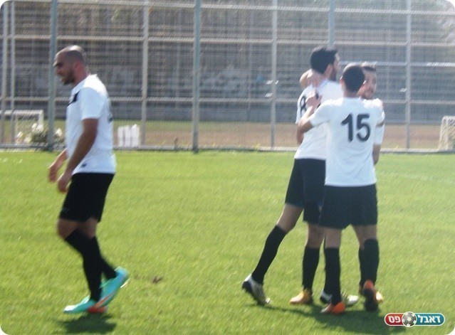 בנגיעה הראשונה בכדור. משה חוגג (צילום: אבי פפיס)