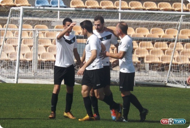 השער היפה במשחק. חוגגים את היתרון של אפוטה (צילום: אבי פפיס)