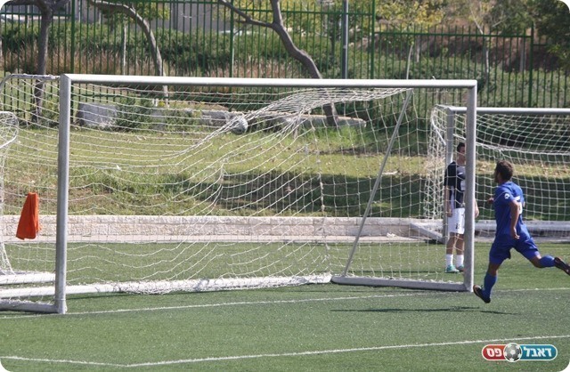 טענו לנבדל. הכדור של שקרוקה ברשת (פזי שינדלר)