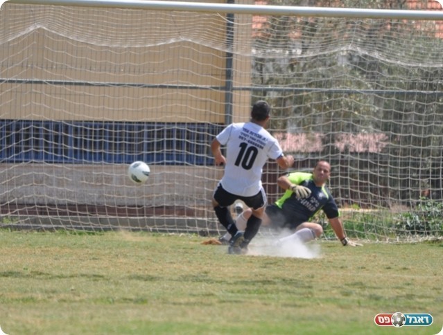 פנדל שלא היה. אלמקייס מצמק (צילום: אורי גבאי)