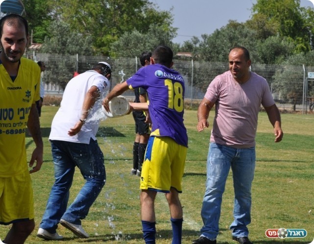 החגיגות. פרץ מקבל דלי של מים על הראש (צילום: אורי גבאי)