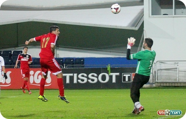 נעשה צדק. רוזנבלום נוגח מעל גרבובסקי (צילום: לירן דורף)