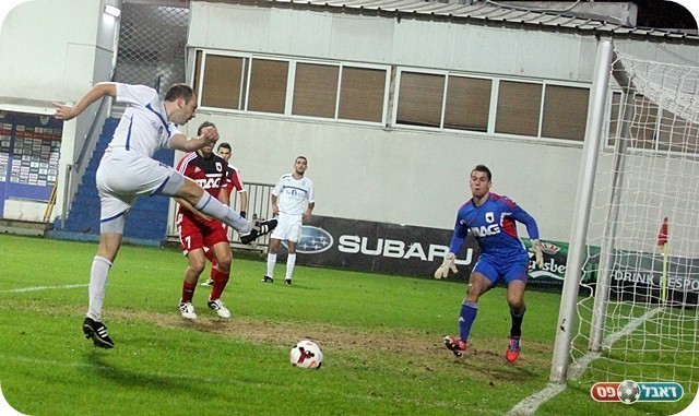 "לא נכה". אשכנזי בועט (צילום: לירן דורף)