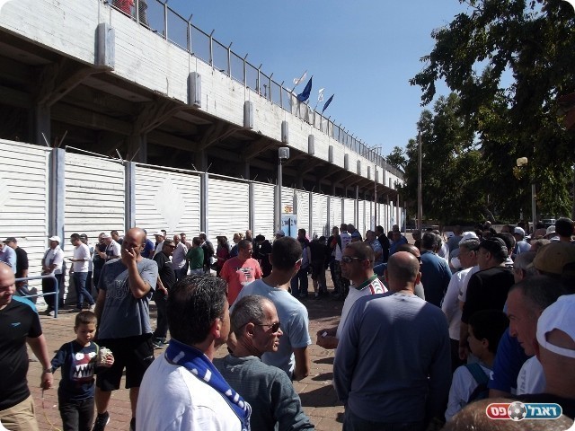 בחולון בחצי היום. אוהדי יפו מחכים בחוץ (צילום: אייל אורן)