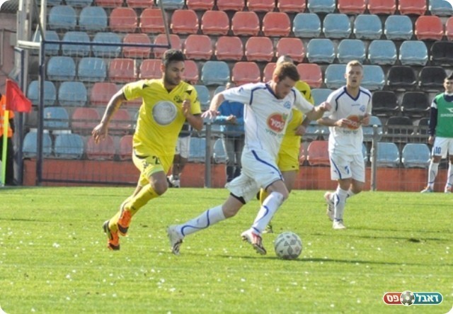 מחצית חד צדדית. רבינוביץ' מנסה לברוח לנחמיאס 