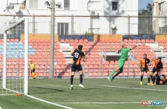 מקשית מעל גלזר (צילום: מוחמד חאדר אניס)