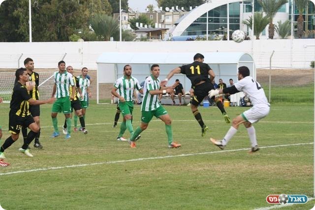 משחק חדש. אפללו כובש (צילום: מיכאל פישנזון)