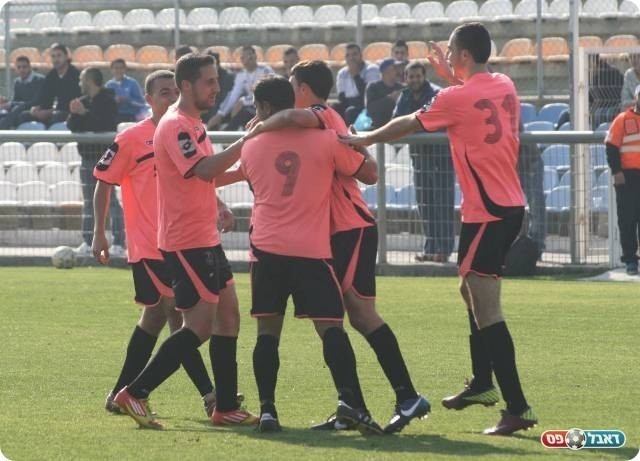 התקרבו לצמרת. שחקני נהריה (צילום: מיכה פישנזון)